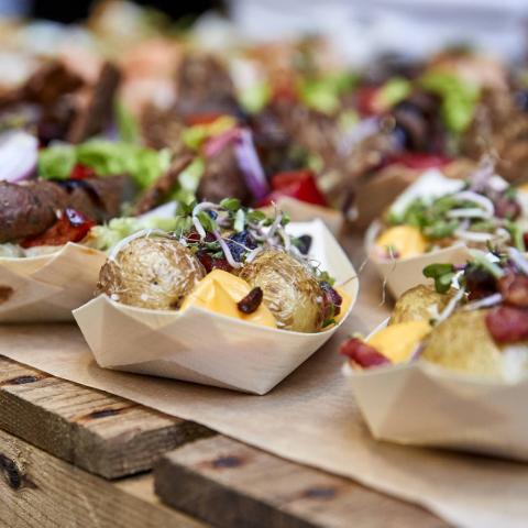 Lækre tapasanretninger på planke