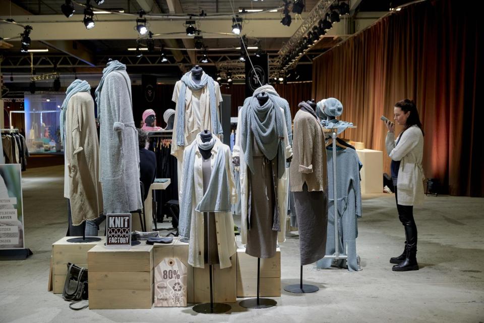 Kunder studerer spændende varer i fashion hallen på Formland