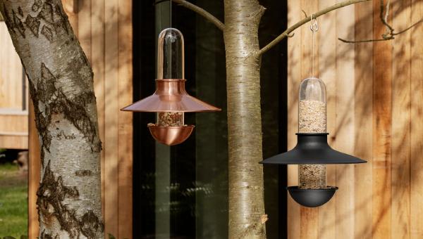 Forkæl baghavens fugleliv med stilrent design