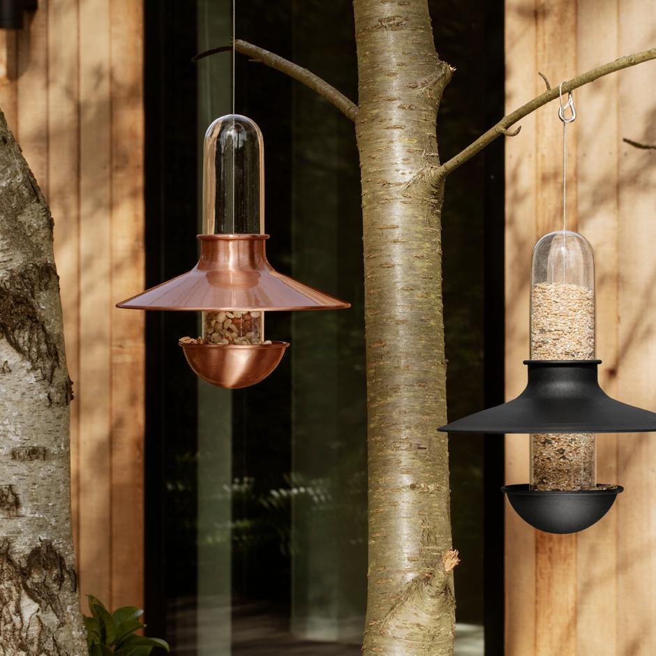 Forkæl baghavens fugleliv med stilrent design