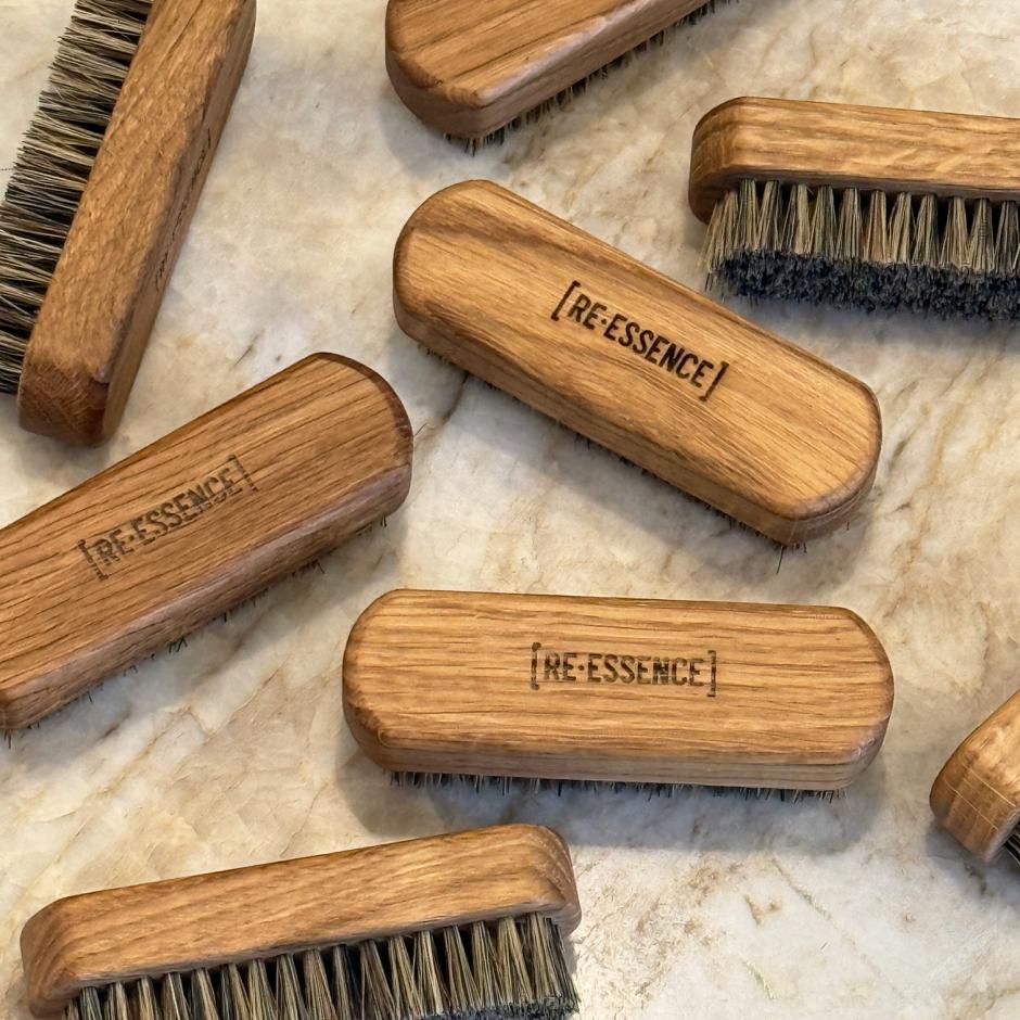 Neglebørste i olieret egetræ med vildsvinebørster