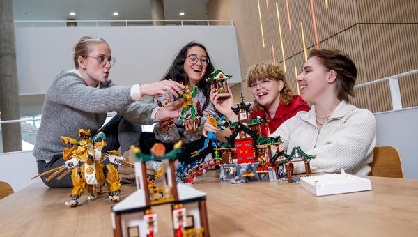 LEGO Group samarbejder med unge IBA-studerende