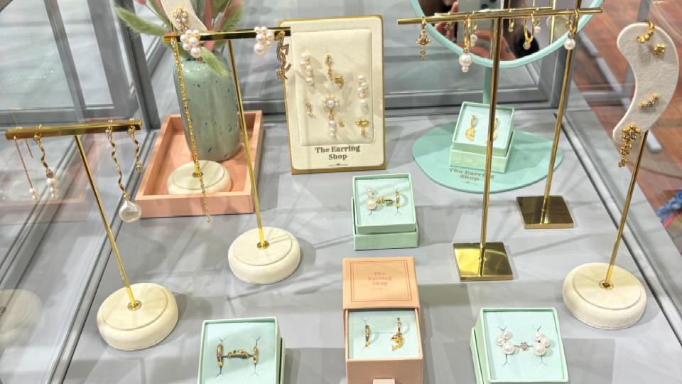 Fra d. 31. maj 2024, bliver The Earring Shop forhandlet i 2 lokationer i Københavns Lufthavn