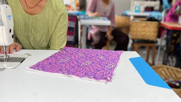 ♻️ 2. Hvordan upcyclede sarier bliver til smukke accessories