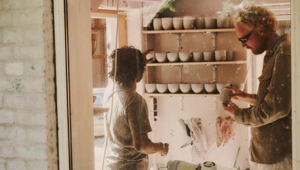 SMUKT KERAMISK HÅNDVÆRK SKABT AF “SKØRE DRENGE”