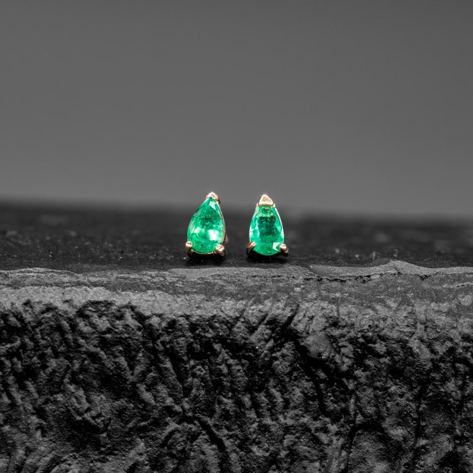 Ørestikkere med Colombianske Smaragder – 18kt Guld