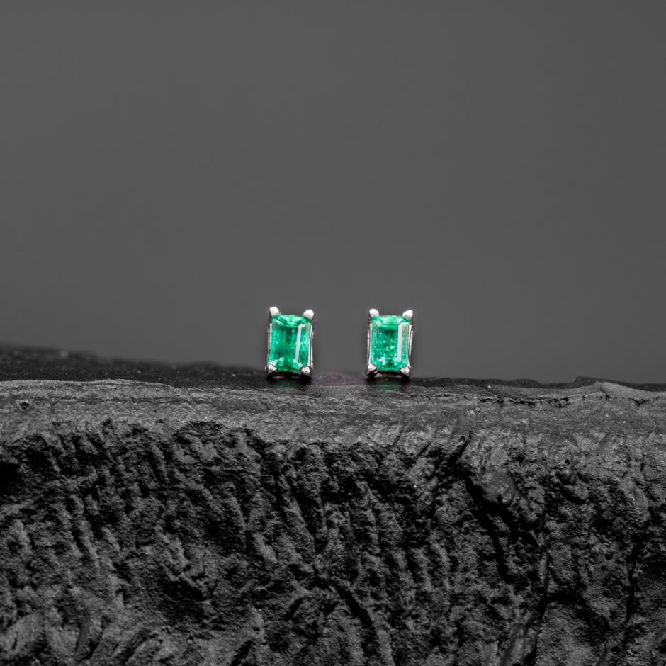 Ørestikkere med Colombianske Smaragder – 18kt Hvidguld