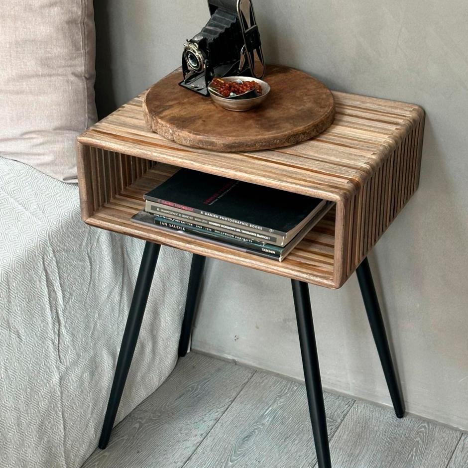 BORD I GENANVENDT TEAKTRÆ