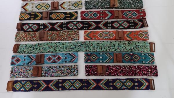 Smukke elastiske perlebælter med træspænde i to størrelser