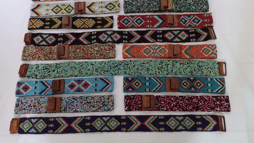 Smukke elastiske perlebælter med træspænde i to størrelser