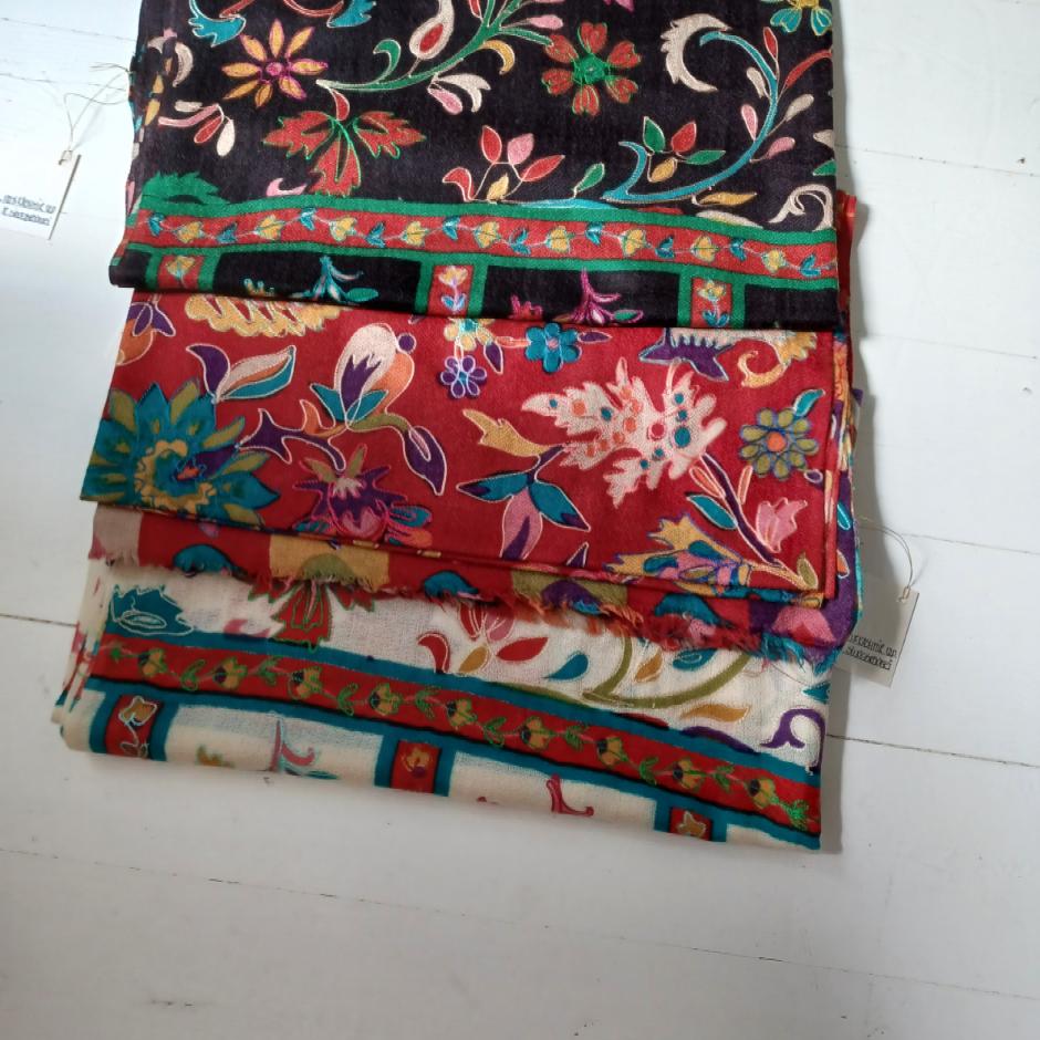 Kashmir sjal med silkebroderi