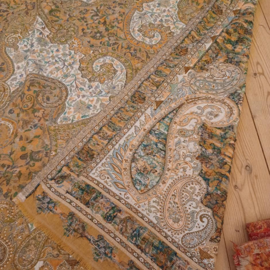 Dobbeltvævede Kaani sjaler og stoles