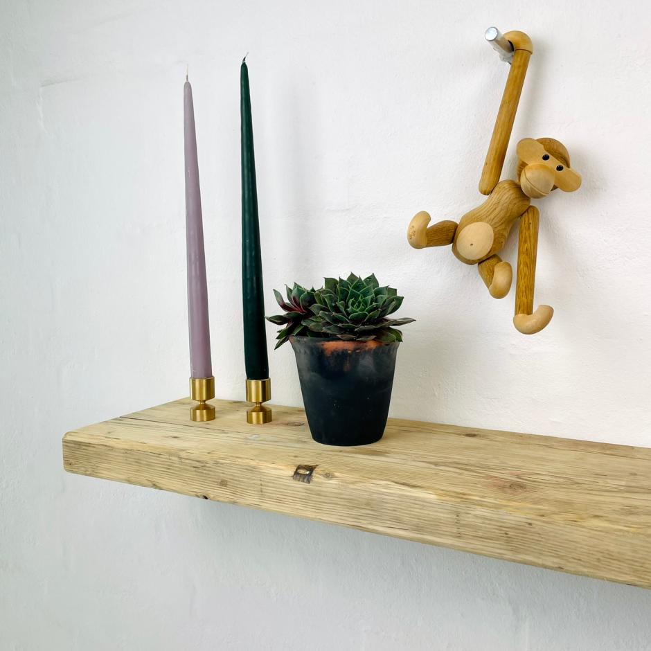 Svævehylde af genbrugsplanker