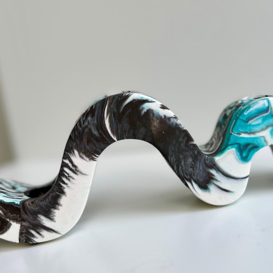 Wiggly candle holder