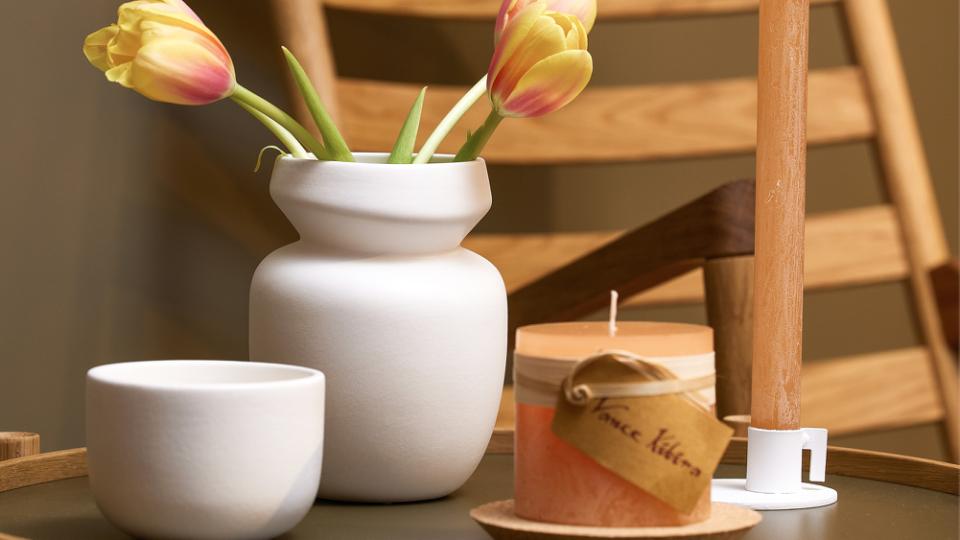 En håndlavet keramikvase med en unik form